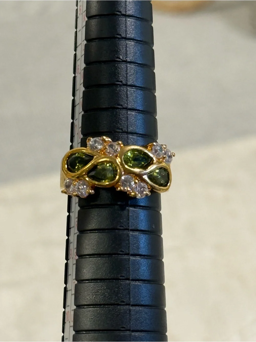 Vtg Gold-Tone Green Gemstone Cluster Ring - Elegant Women's Size 8 Ring NOTE